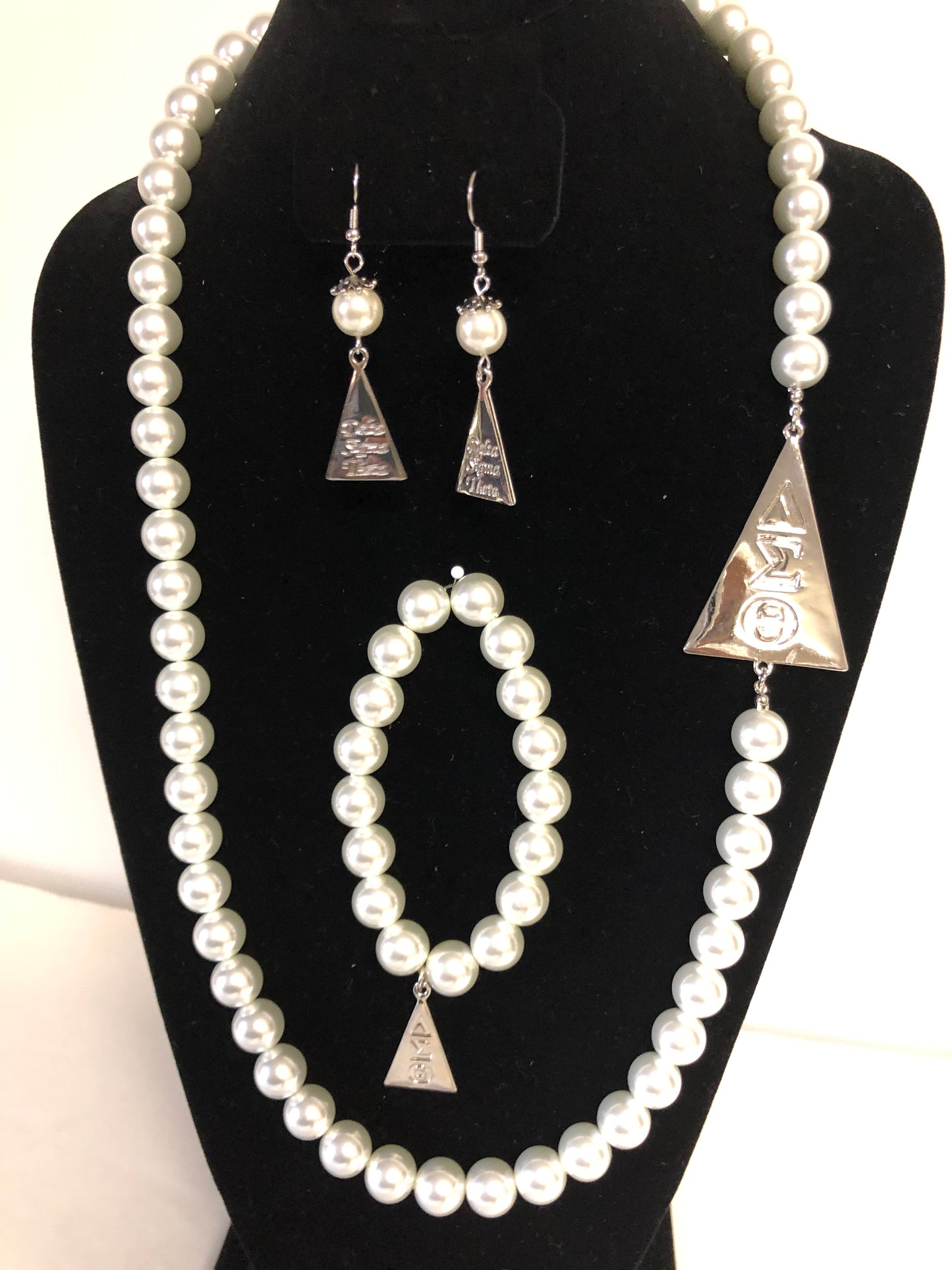 Delta Sigma Theta Pearl set