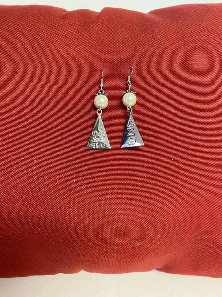 White pearls with silver triangle earrings 1